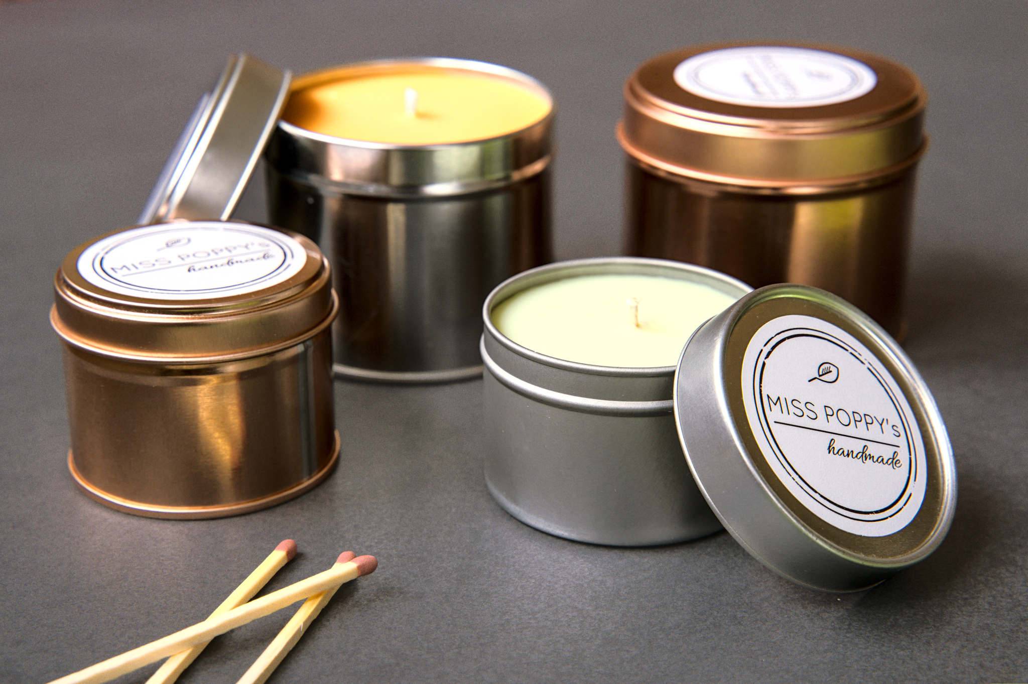 Verschiedene Kerzen in Blechdosen