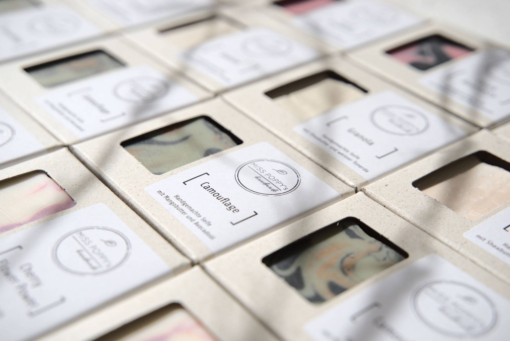 Auslegeordnung mit verpackten Seifen